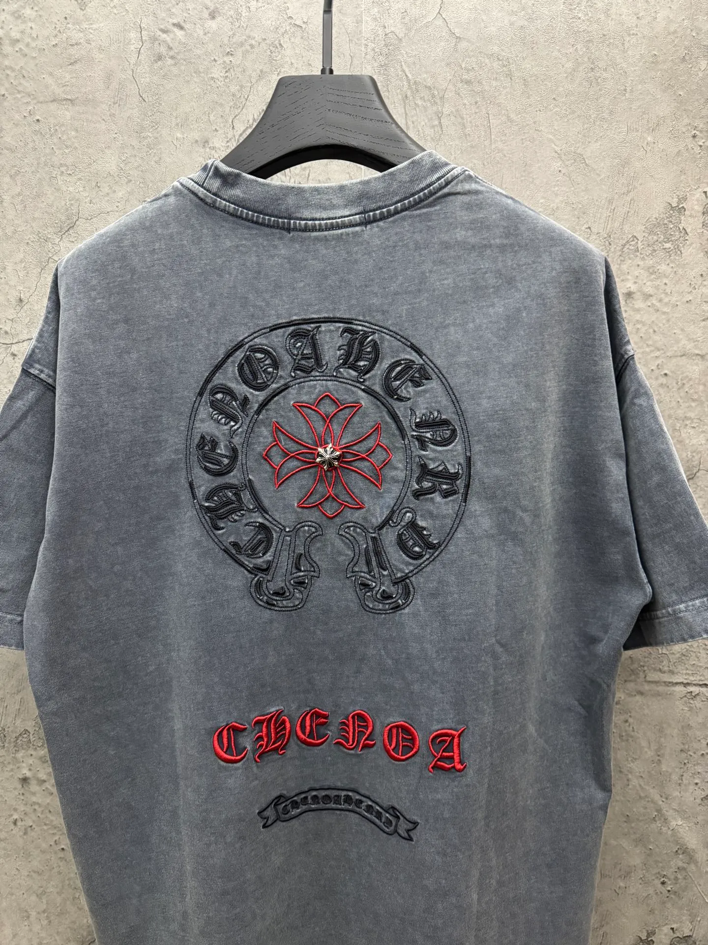 P230 top version, real shot without P, ​​different from market currency) 𝗖𝗵𝗿𝗼𝗺𝗲 𝗛𝗲𝗮𝗿𝘁𝘀/Cro Heart 2026 Spring New Original Single Counter American Washed 3D Three-dimensional Embroidered Couple Short Sleeves 👑The highest version! Customized fabric 320 grams, washed and fried. Best-selling model at the counter. Very comfortable to wear. Accessories: Original molded and authenticated collar label➕100% silk wash label. Genuine purchase-grade original hangtag➕matching hanging rope➕3D hanging beads➕original packaging bag. Craftsmanship: The original version has consistent wiring! The highest version of the armhole matching technique! Color: Gray Black Size: S M L XL Style No.: 6608